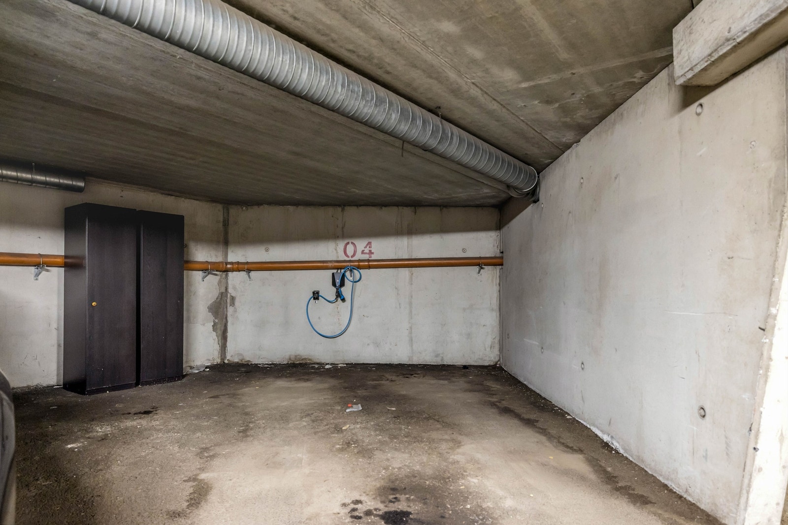 Selger eier i dag en stor garasjeplass med lader i parkeringskjeller. Enkel adkomst med heis i bygget. Garasjeplassen kan kjøpes i tillegg for kr. 950.000,- Galleribilde