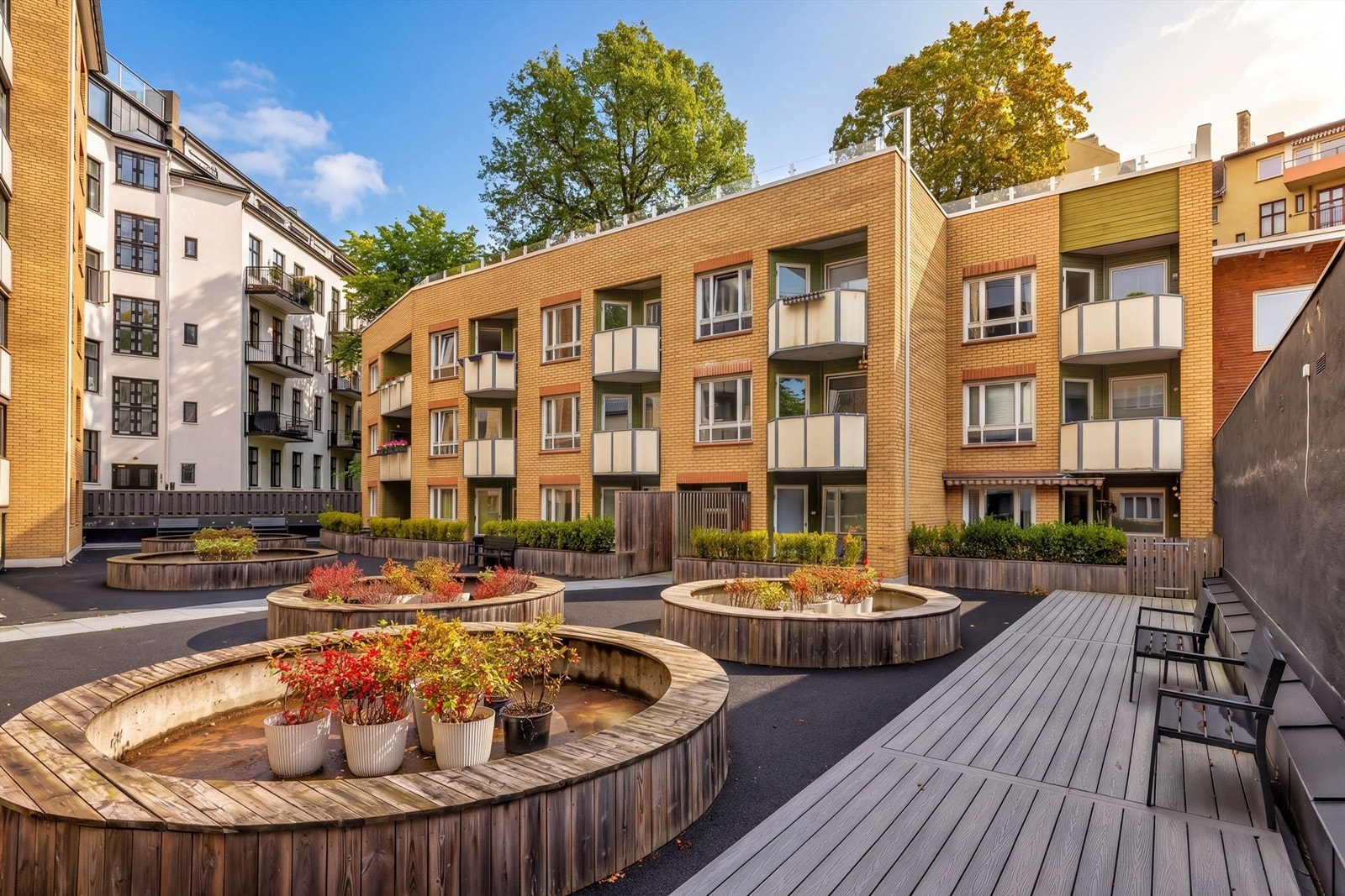 Leiligheten vender i sin helhet mot indre gårdsrom. Her er du skjermet for støy og sjenanse fra gateplan. Galleribilde