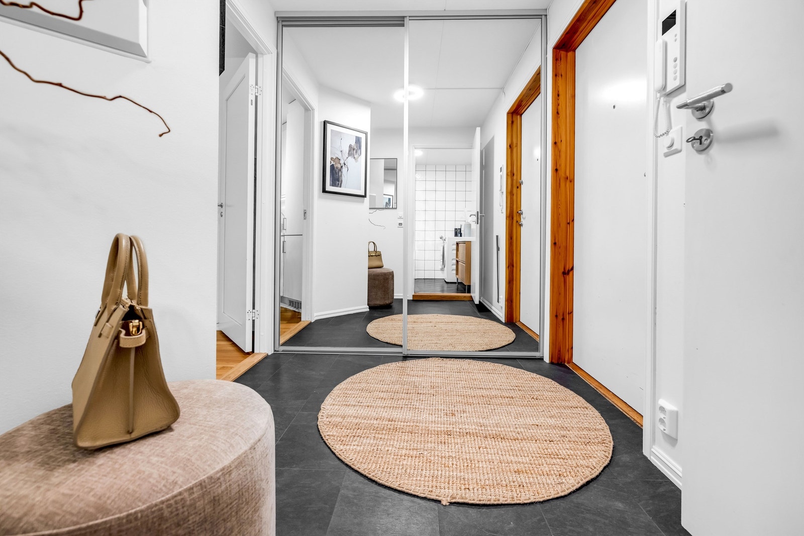 Velkommen inn! Romslig entré med god plass til oppbevaring. Galleribilde