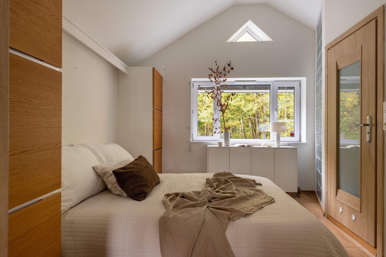 Romslig soverom med god plass for å innrede med dobbeltseng. Galleribilde