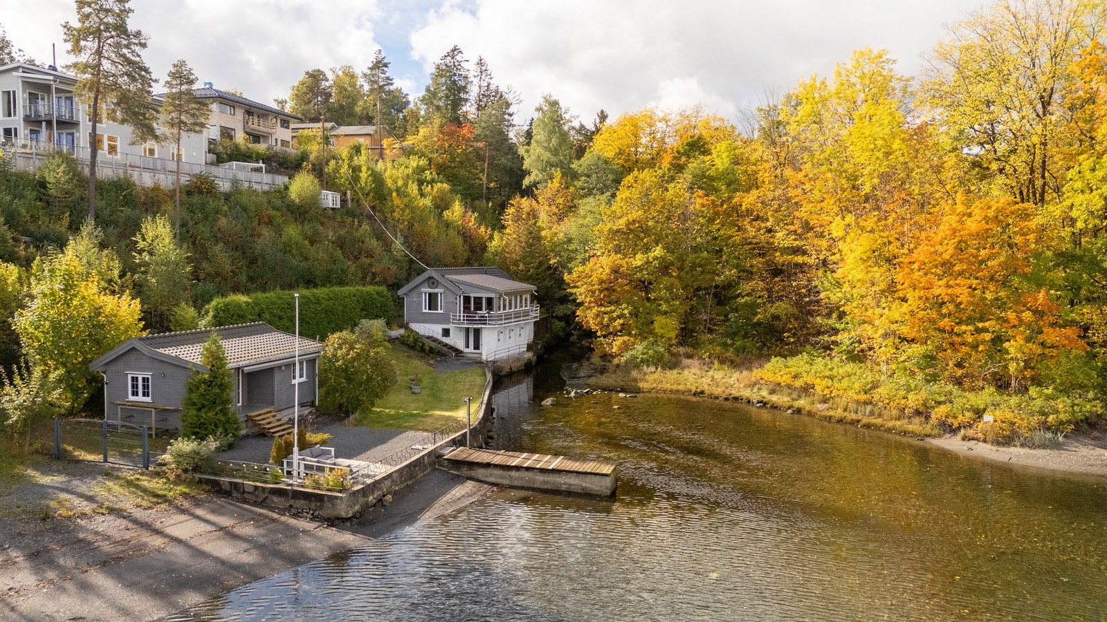 Eiendommen ligger tilbaketrukket i et naturskjønt og maritimt friområde, og byr på en unik kombinasjon av sjøliv, vakre omgivelser og gode solforhold. Galleribilde