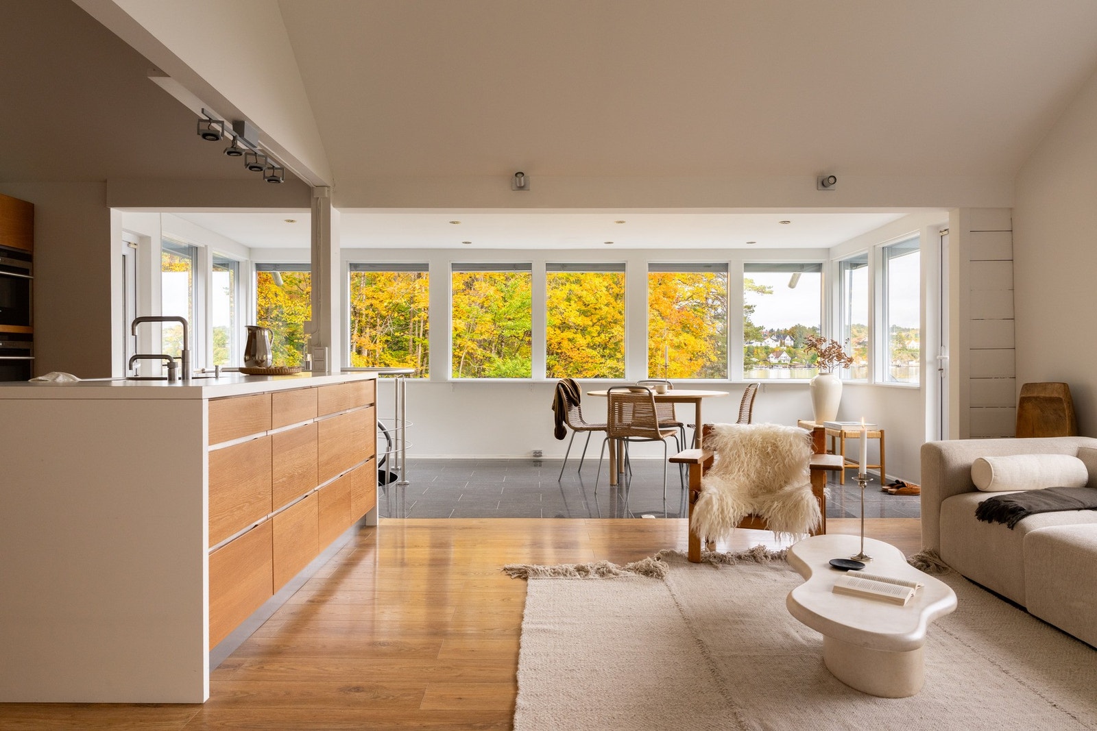 Store vindusflater slipper inn rikelig med naturlig lys. Galleribilde