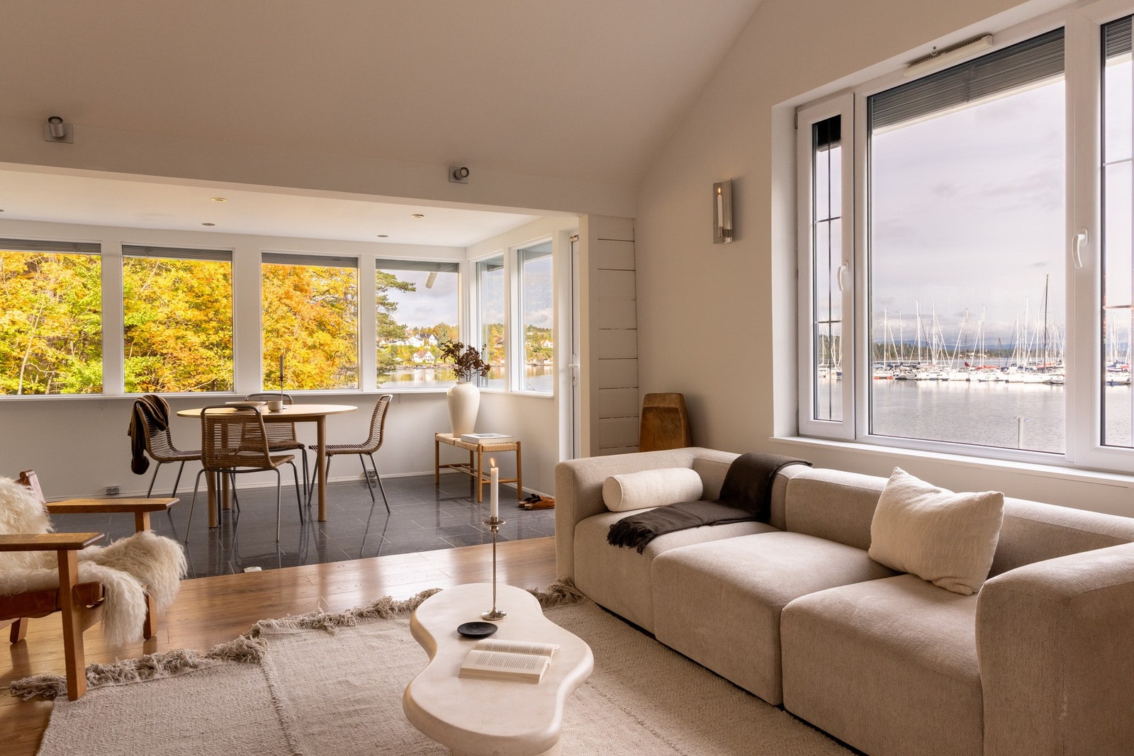 Stuen har god plass til å innrede i ulike soner. Galleribilde