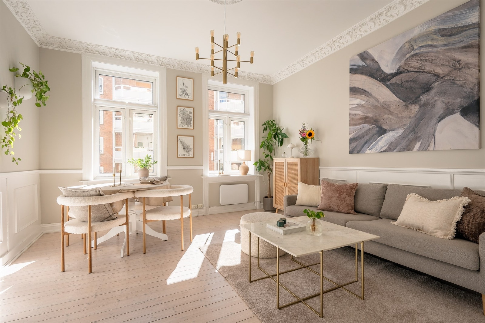 Stor og herskapelig stue med tidløse detaljer som store, klassiske bygårdsvinduer som strekker seg helt opp til takhøyden på hele 2,90 m Galleribilde