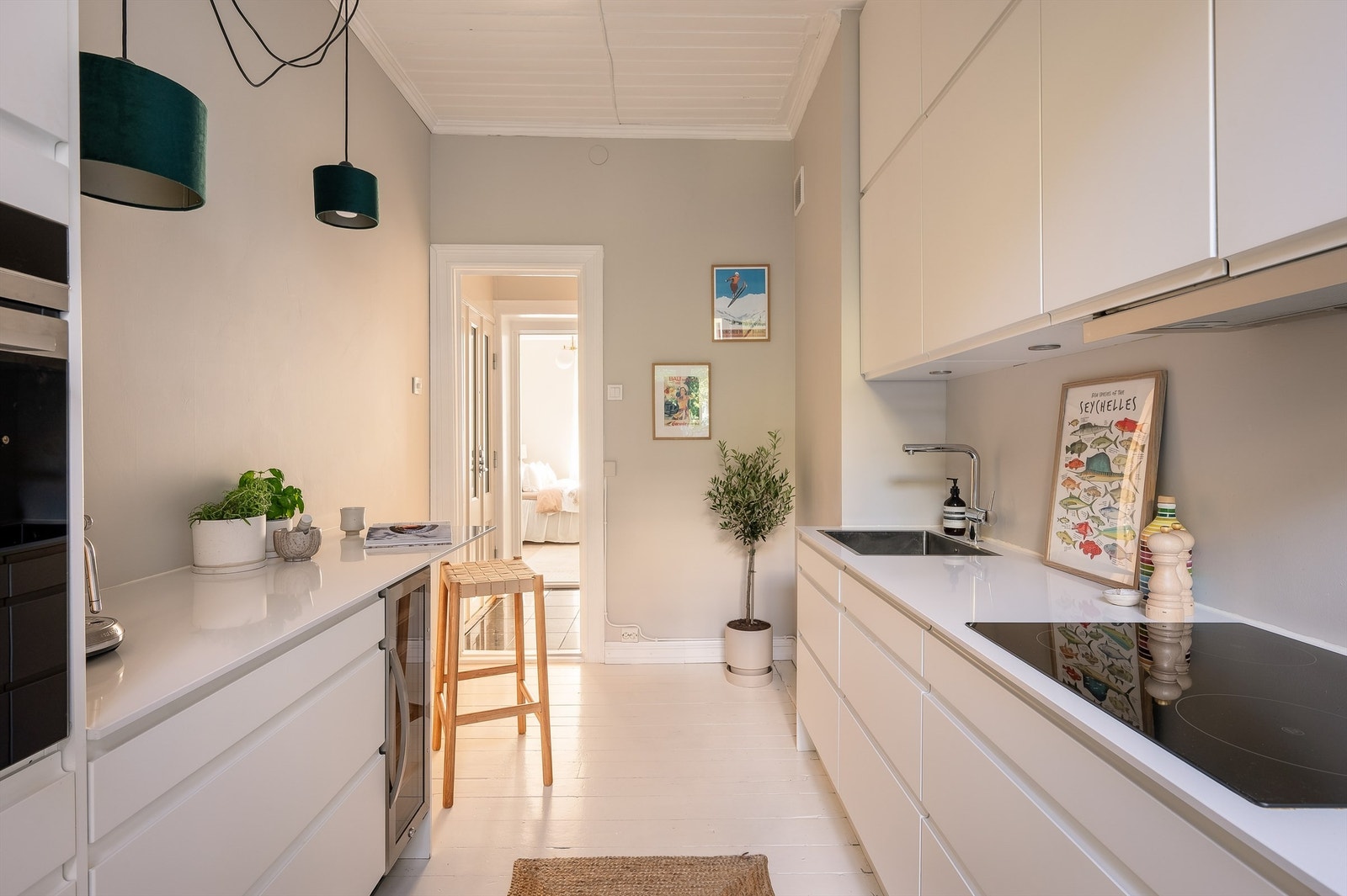 Benkeplate i kompositt gir kjøkkenet god kvalitetsfølelse. Komposittstein er slitesterkt, pent, vedlikeholdsfritt og tåler varme. Kjøkkenkran med uttrekkbar tut er også luksus. Galleribilde