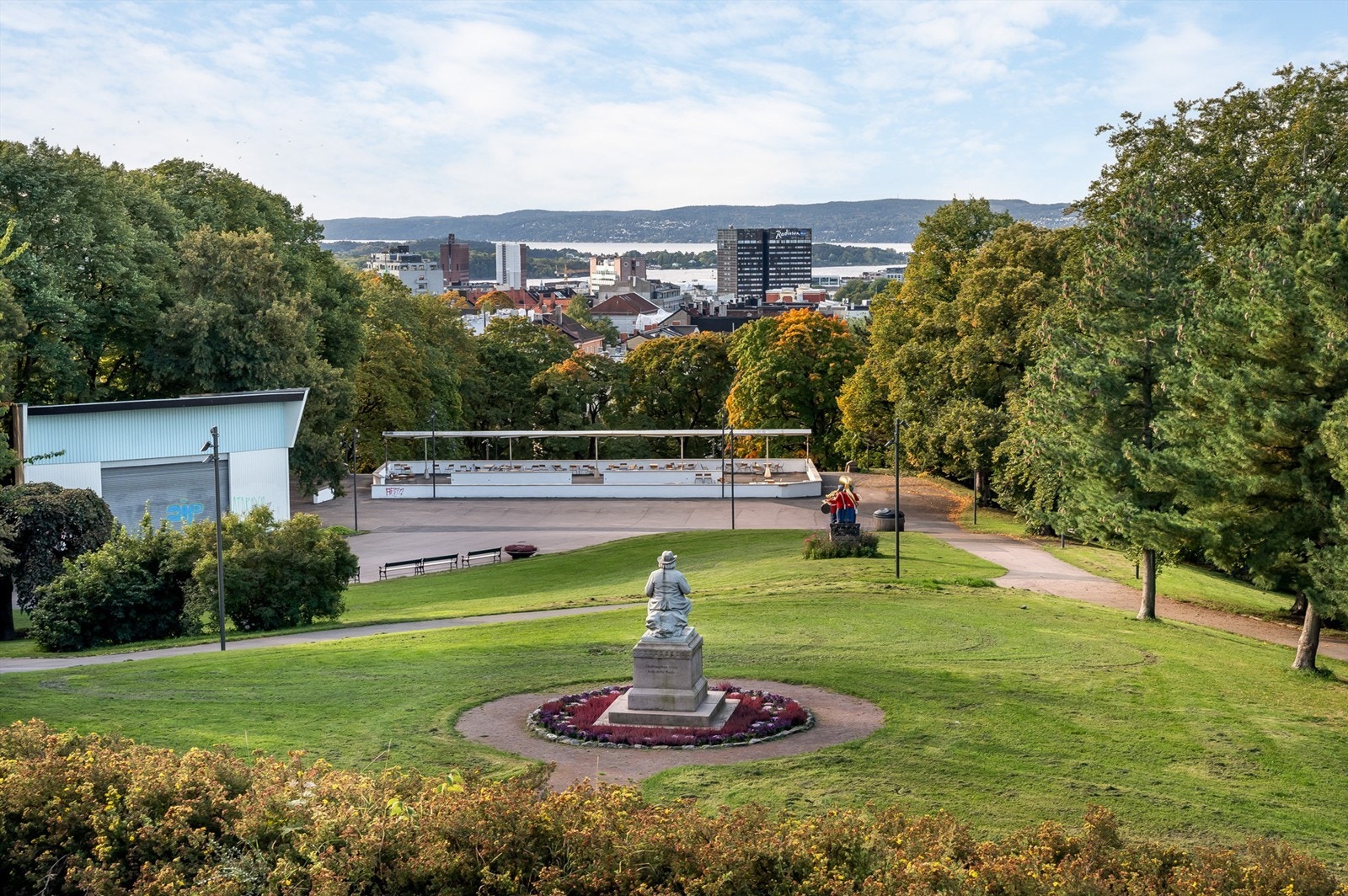 Bare et steinkast unna ligger populære St. Hanshaugen park med flotte utsiktspunkt - perfekt for piknik, joggeturer eller en rolig stund med en bok under trærne Galleribilde