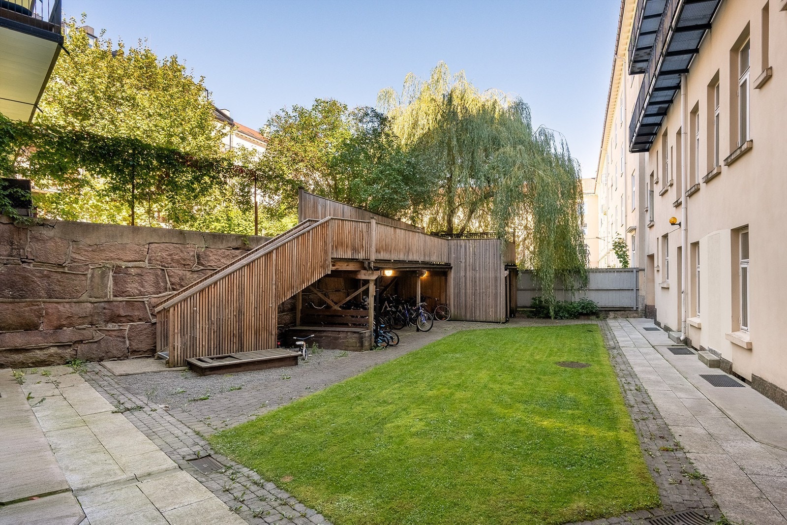 I den hyggelige bakgården disponerer sameiet også en hyggelig felles terrasse til bruk for beboerne Galleribilde