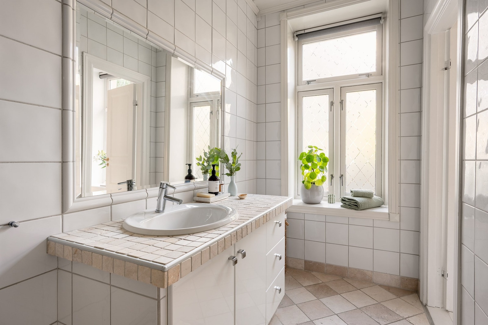 Vindu på badet er en sjelden og attraktiv kvalitet i byen. Dette gir rommet rikelig med naturlig lys og bidrar til et lyst, luftig og hyggelig bad. Galleribilde