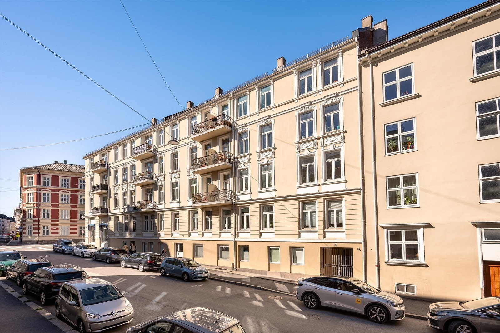 Boligen har en svært attraktiv beliggenhet i et populært og etterspurt boligområde midt i hjertet av Oslo! Galleribilde
