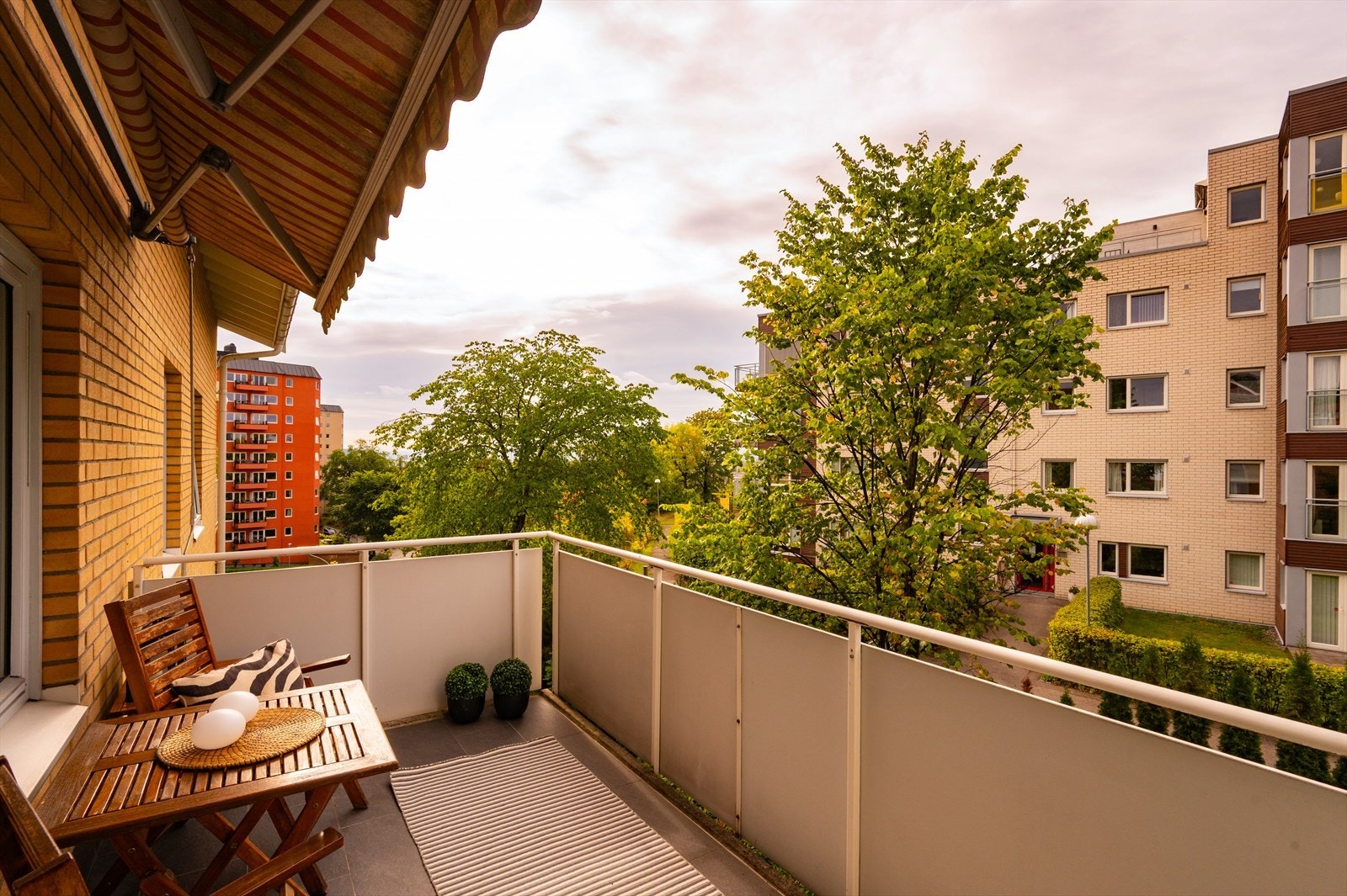 Balkongen har ettermiddag- og kveldssol sommertid. Galleribilde