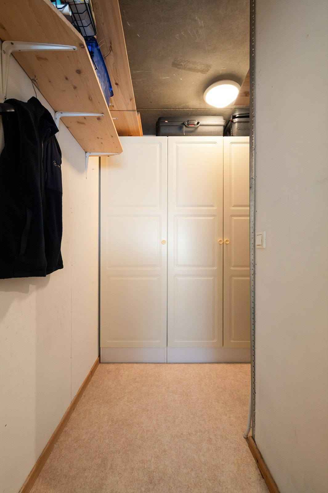 En innvendig bod gir lett tilgjengelig oppbevaring og bidrar til en ryddig hverdag. Galleribilde