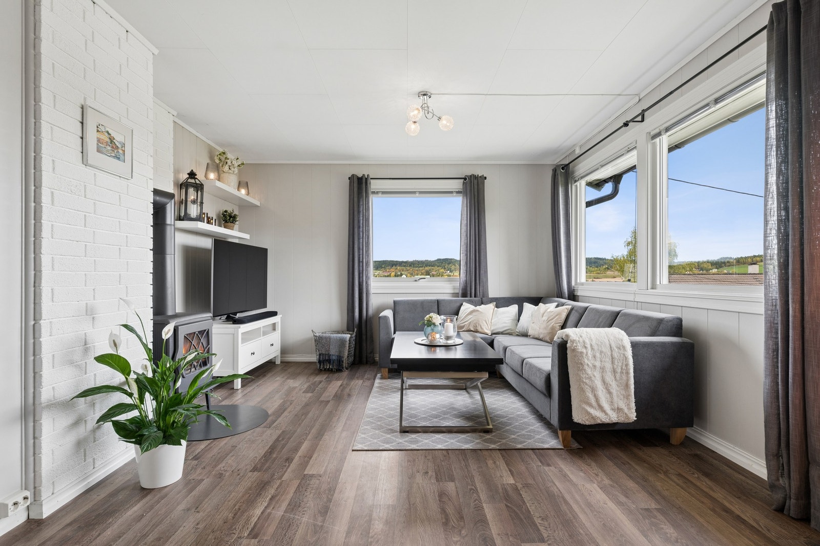 Boligen har stue i 1. etasje med laminatgulv og malte overflater. Galleribilde