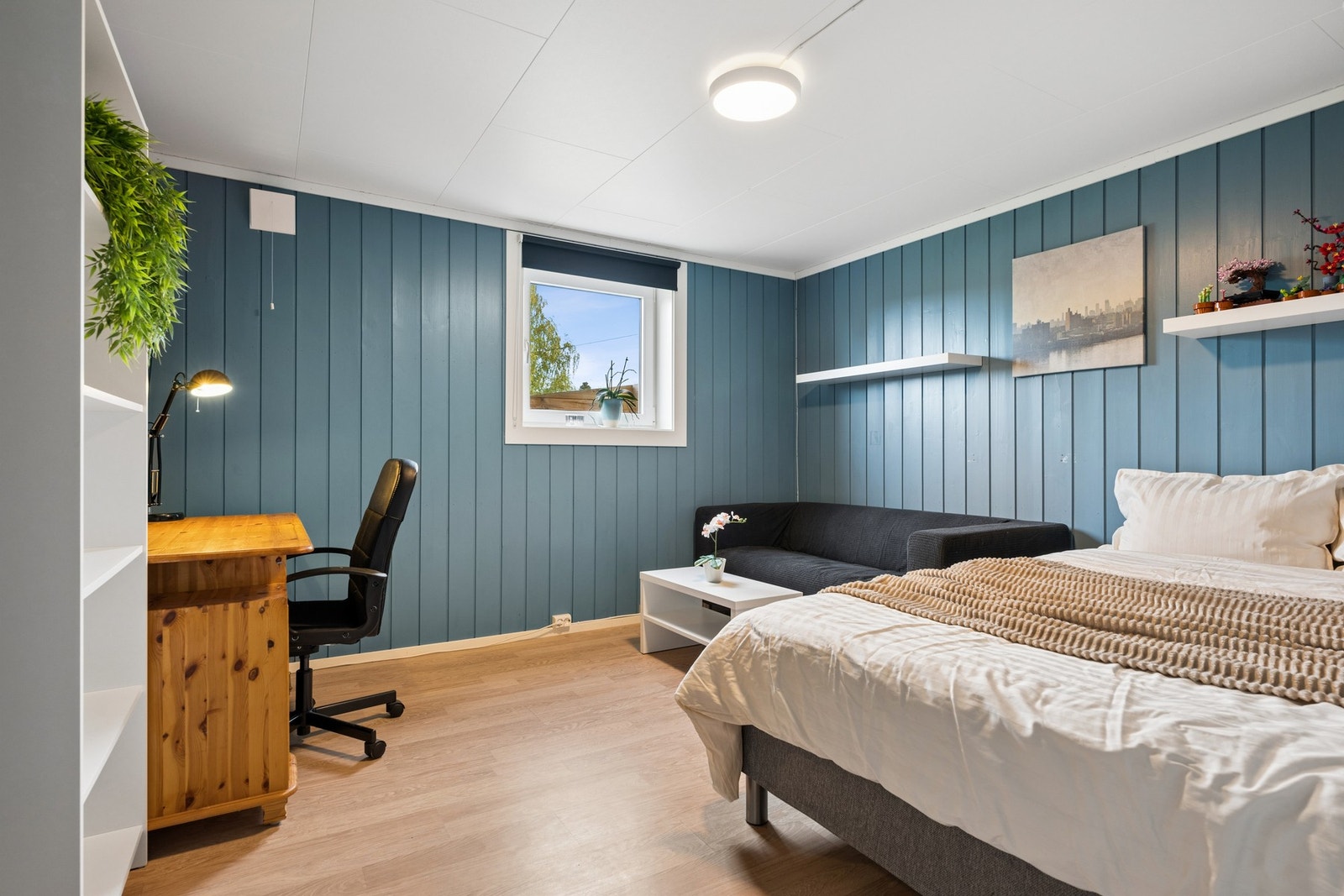 Boligens fjerde soverom med plass til seng, garderobe og annet ønsket møblement. Galleribilde