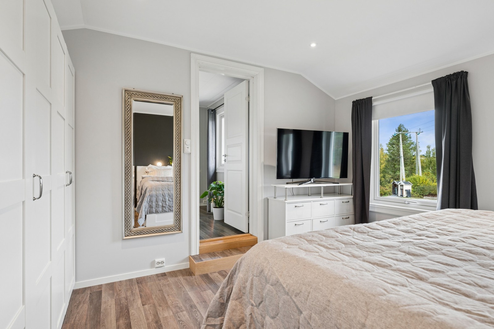 God plass til garderobe og annet møblement. Galleribilde