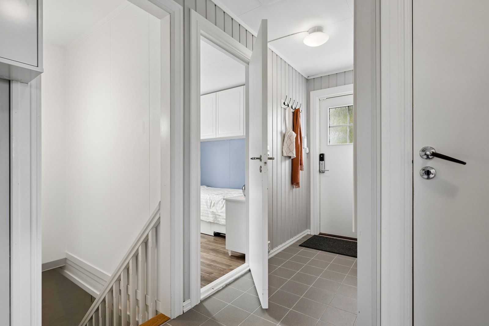 Entré og trapp til underetasjen. Galleribilde