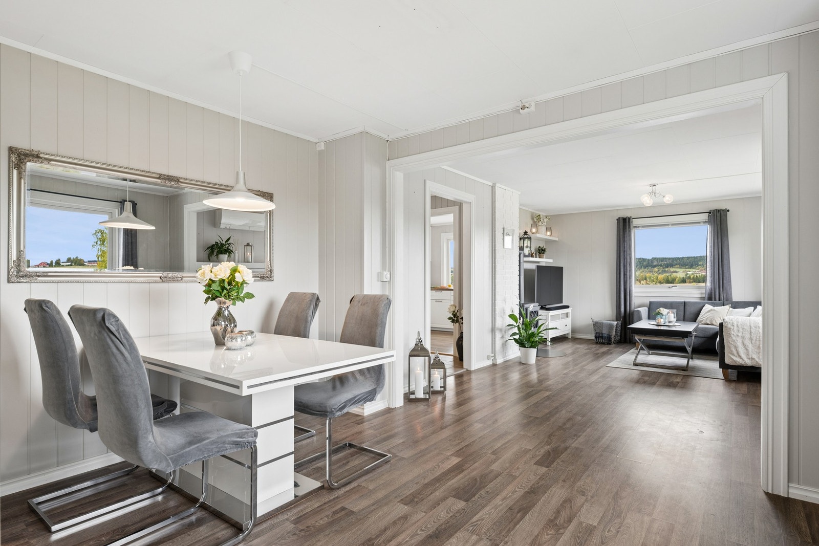 Romslig stue med fin utsikt og egen spisestue. Galleribilde