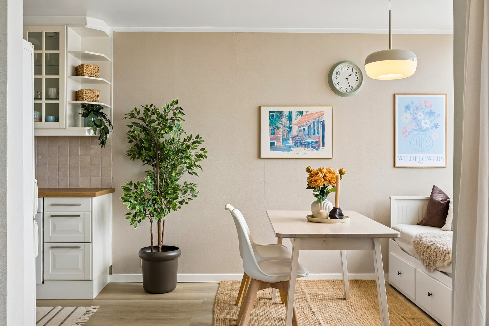 Her er det god plass til å innrede med en stor sofa og tilhørende møblement. Galleribilde