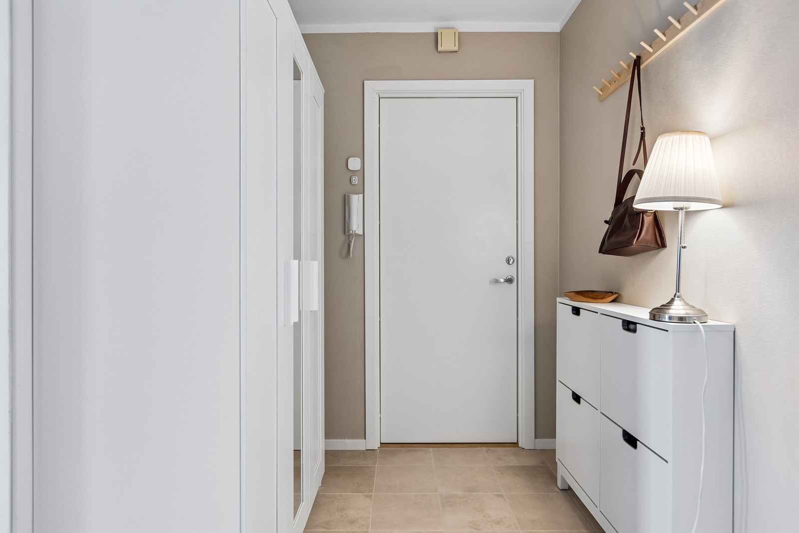 Velkommen inn - romslig og luftig stue som sørger ummidelbart for et godt førsteinntrykk. Galleribilde