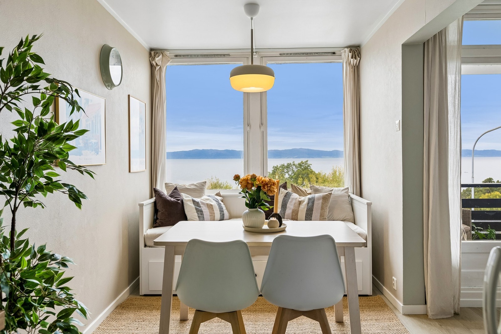 Også fra spisekroken haPerfekt vendt mot morgensola, så slipper du å traske gjennom stua for å drikke morgenkaffen din. Galleribilde