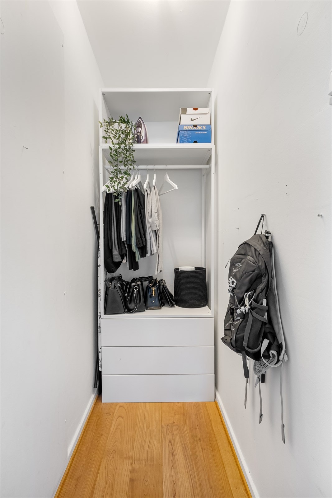 Fra entréen er det også adkomst til en praktisk innvendig bod med gode oppbevaringsmuligheter. Galleribilde