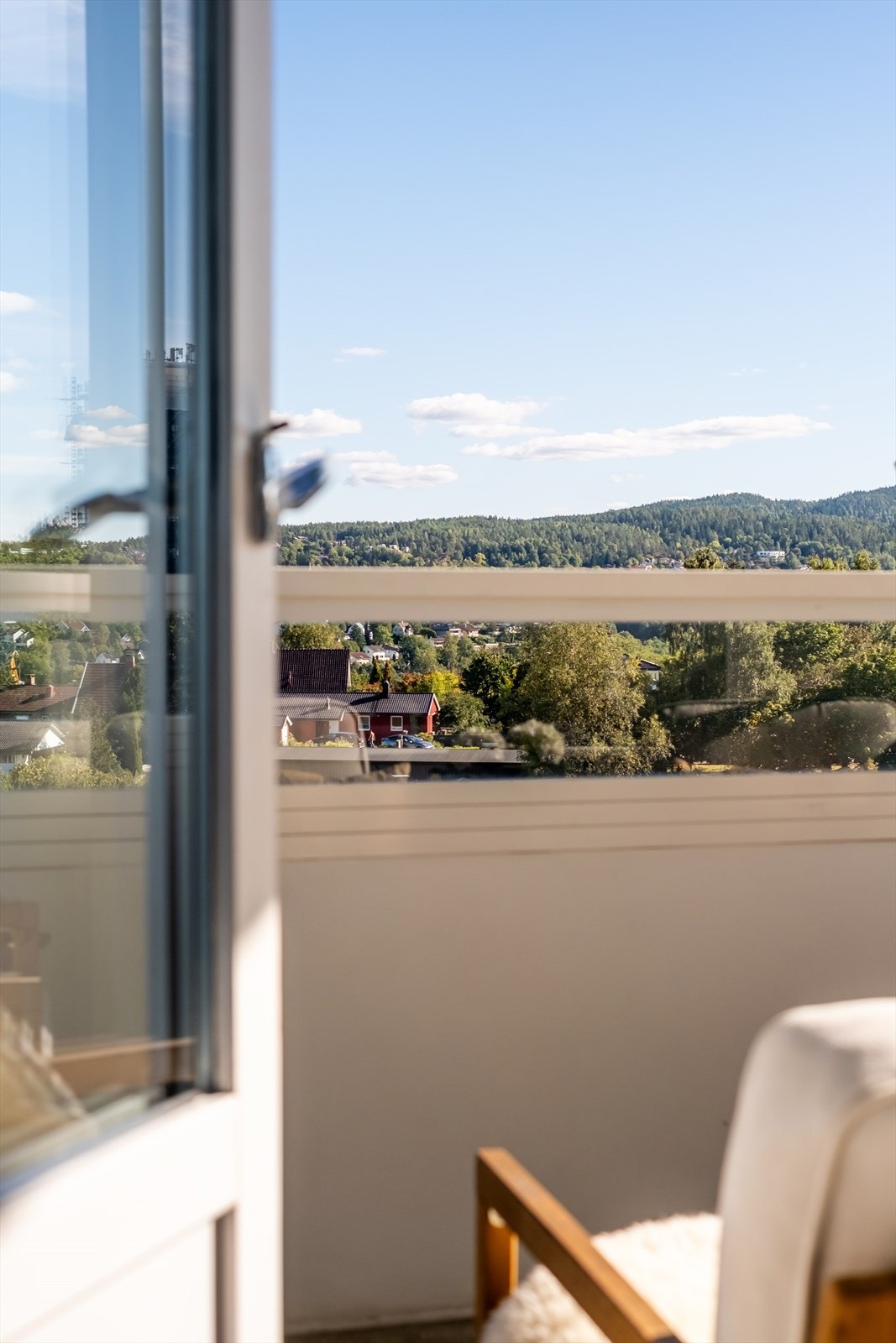 Fra stuen er det utgang til en balkong på 8 kvm. Galleribilde