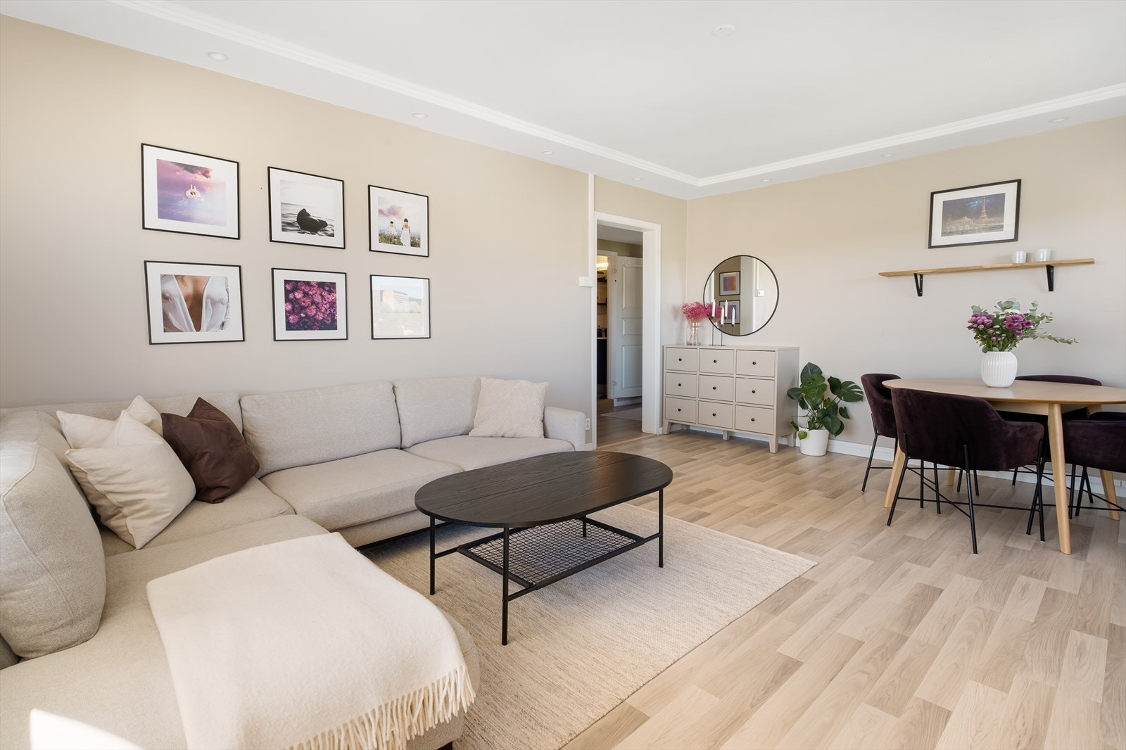 Rommet har god plass til både sofagruppe og en romslig spiseplass, med flere gode møbleringsmuligheter. Galleribilde