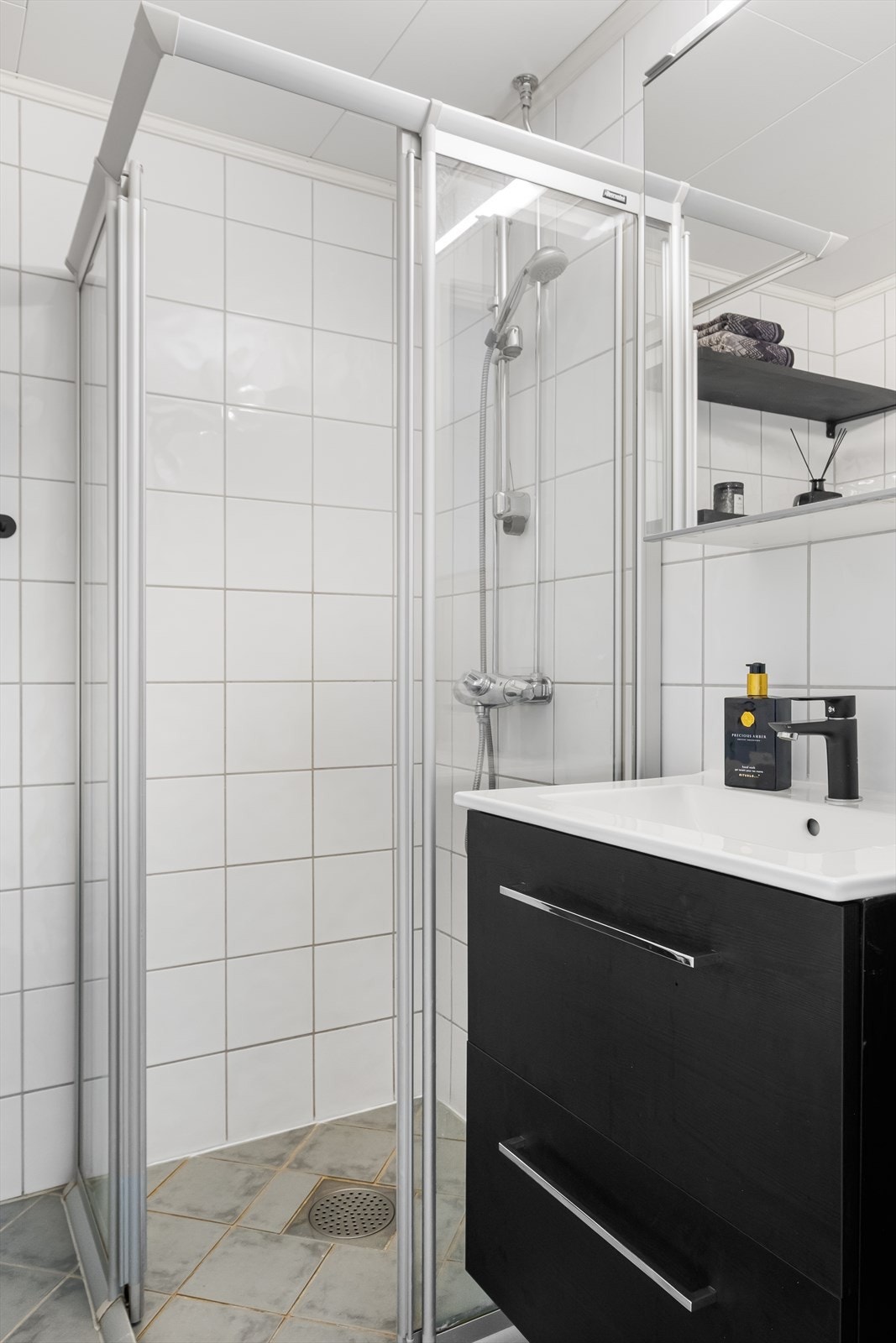 Badet har flislagte vegger og gulv med elektrisk gulvvarme. Galleribilde