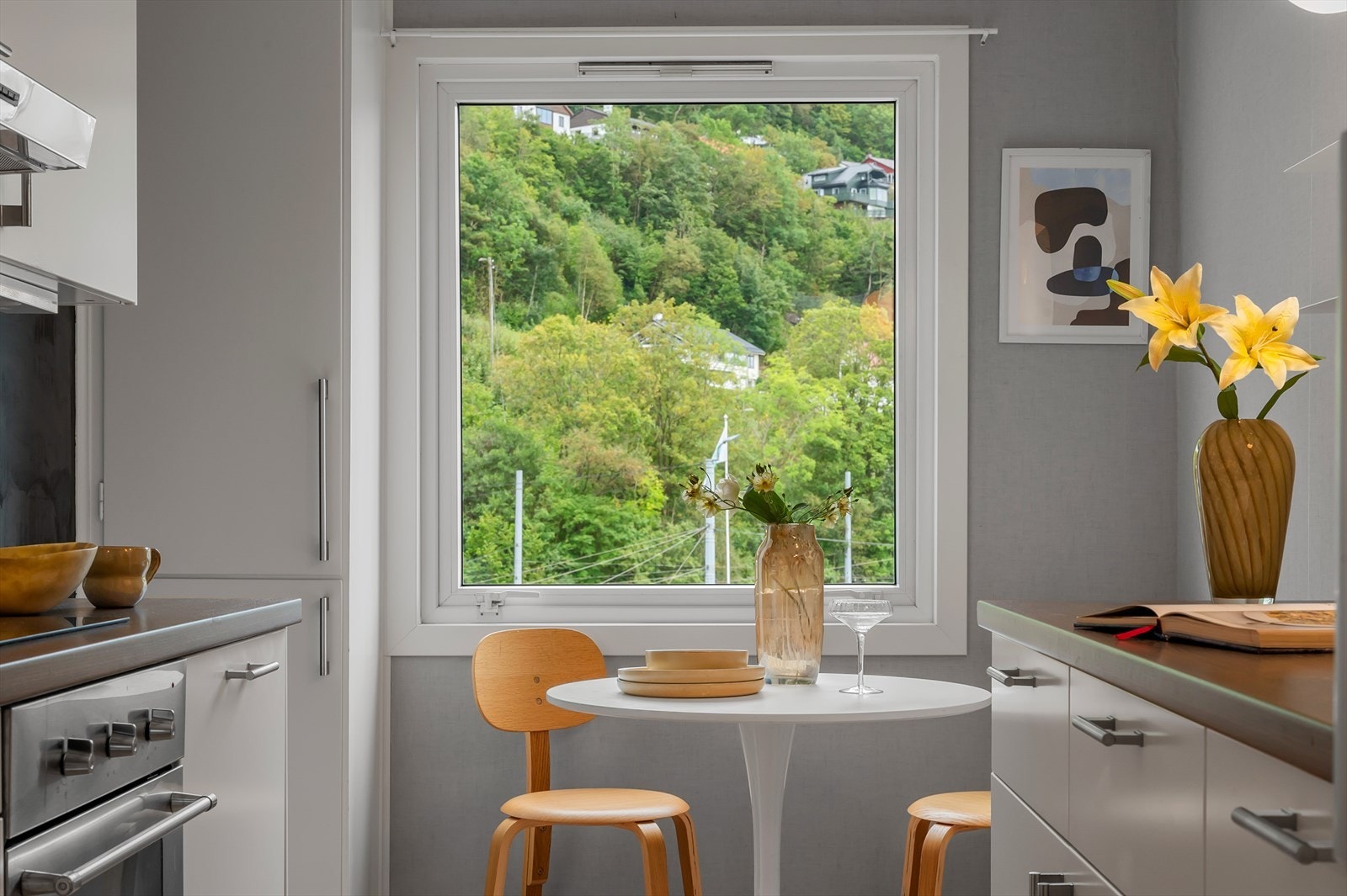 - Rommet har og plass til et mindre frokostbord hvor man kan nyte morgenkaffen til hyggelig utsikt - Galleribilde