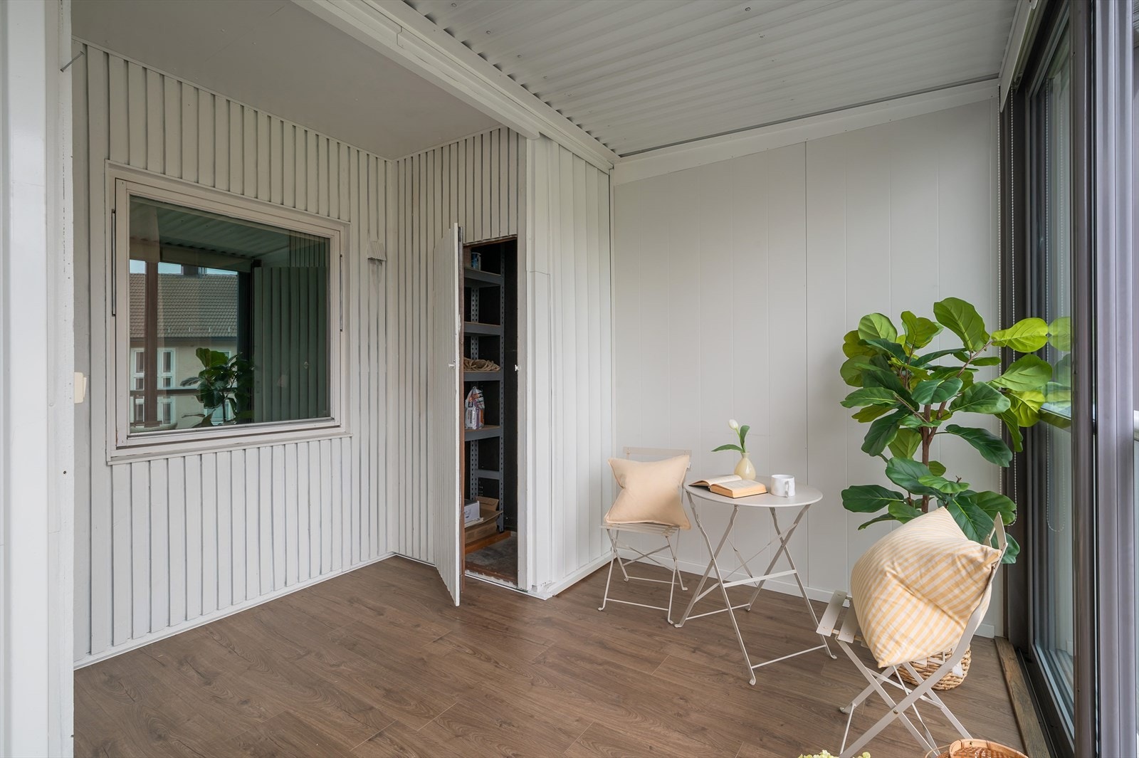 - Her har du også en liten bod. - Perfekt for ekstra oppbevaring - Galleribilde