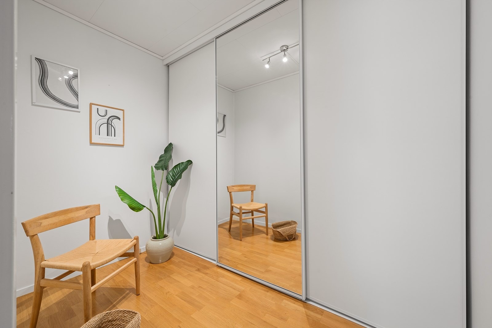 - Merk at også i gangen har du en romslig skyvedørsgarderobe - Galleribilde