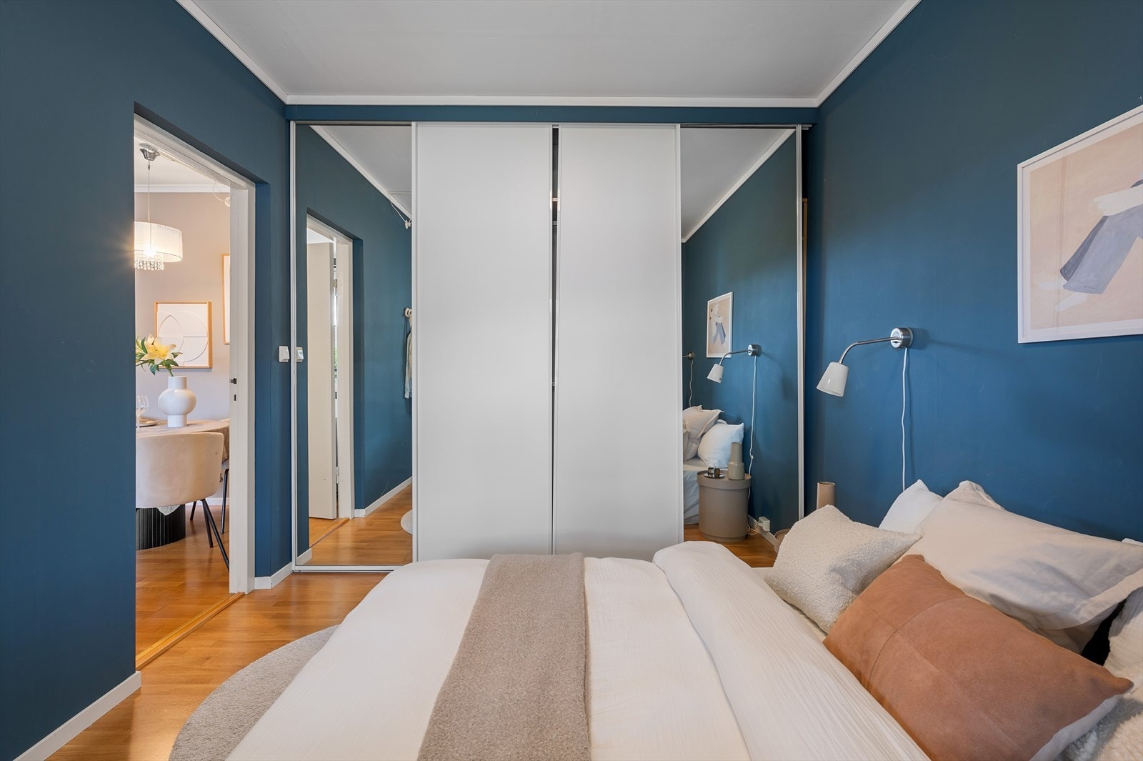 - Integrert skyvedørsgarderobe med rikelig av plass til alt man skulle tenke seg - Galleribilde