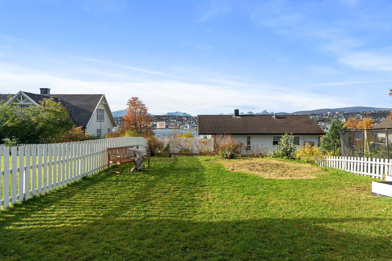 Romslig hage ? perfekt for lek, trampoline og fine sommerdager