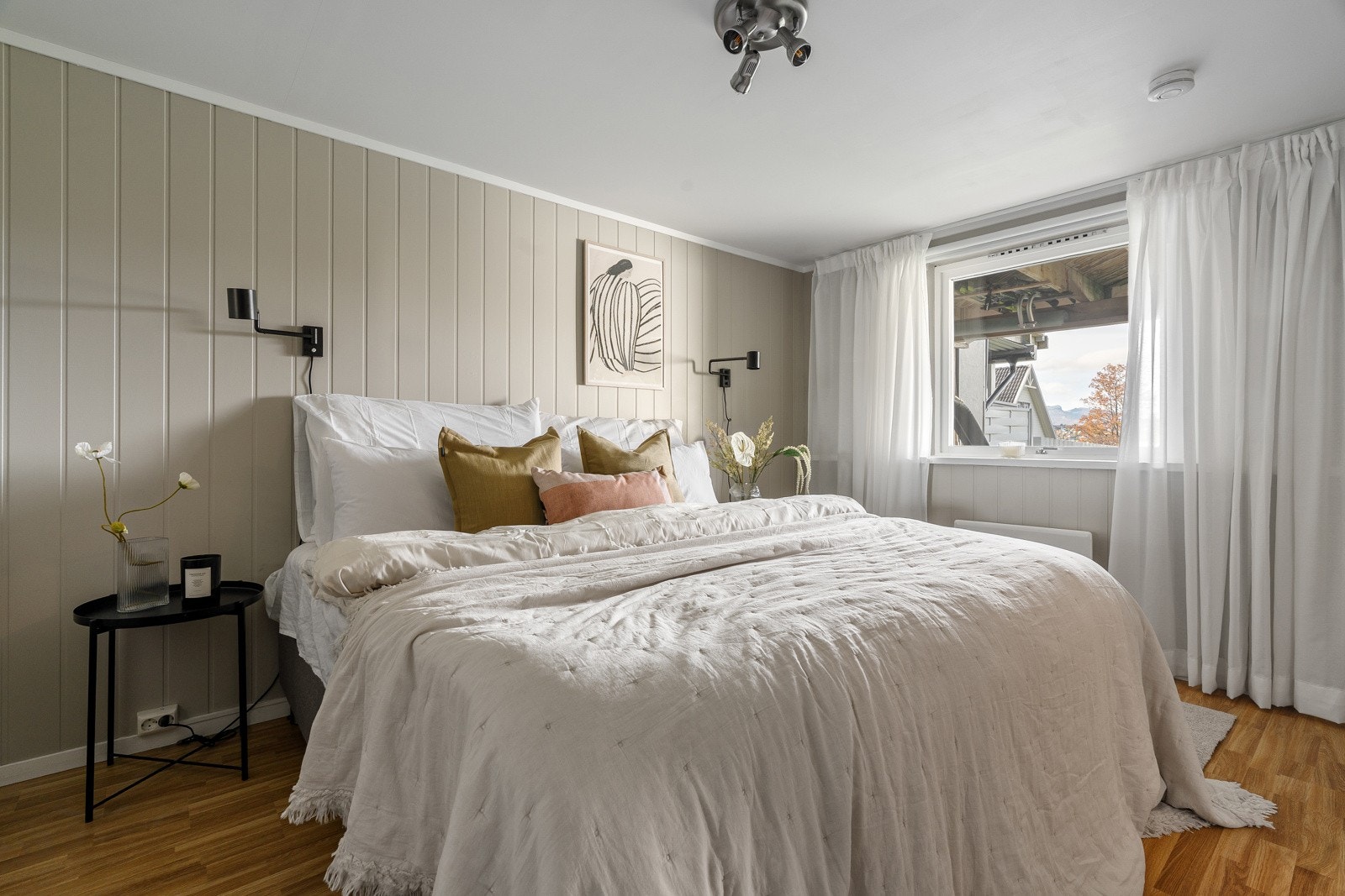 Romslig soverom med plass til seng og garderobe.