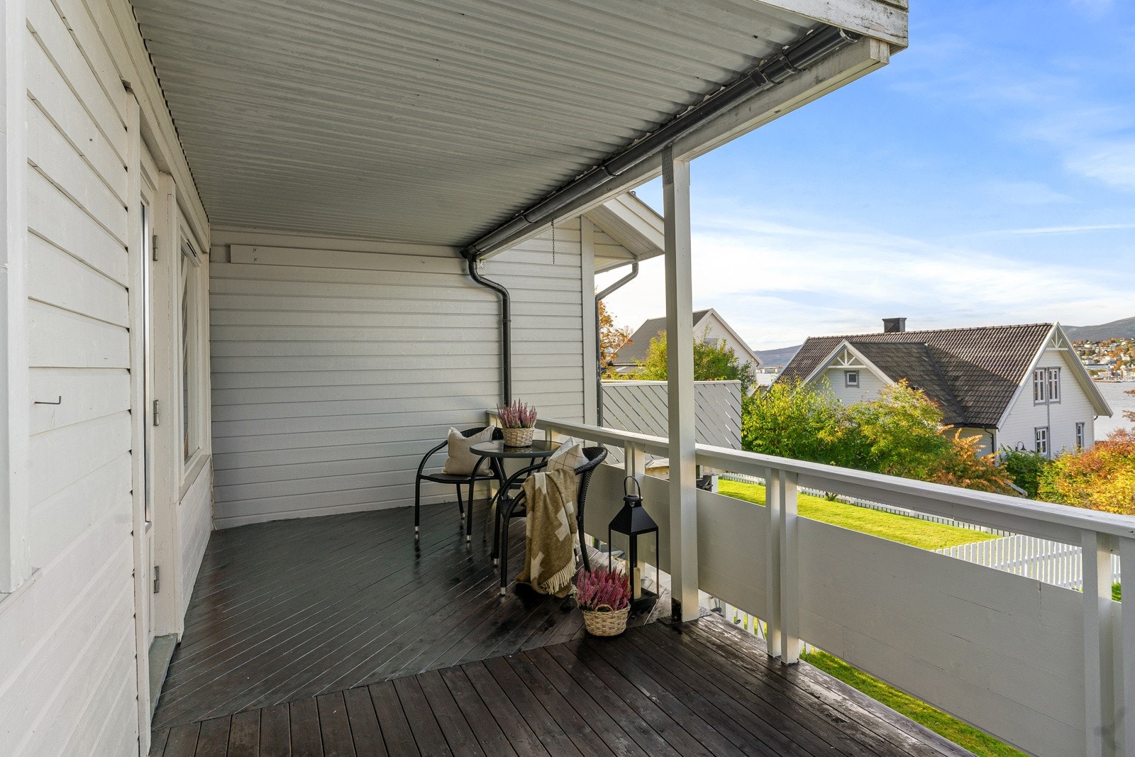 Stor, delvis overbygd veranda ? en lun og hyggelig uteplass for fine dager og lange sommerkvelder.