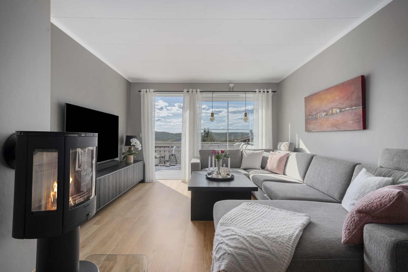 Lys og innbydende stue med store vindusflater som slipper inn rikelig med dagslys og samtidig fremhever den flotte utsikten. Galleribilde