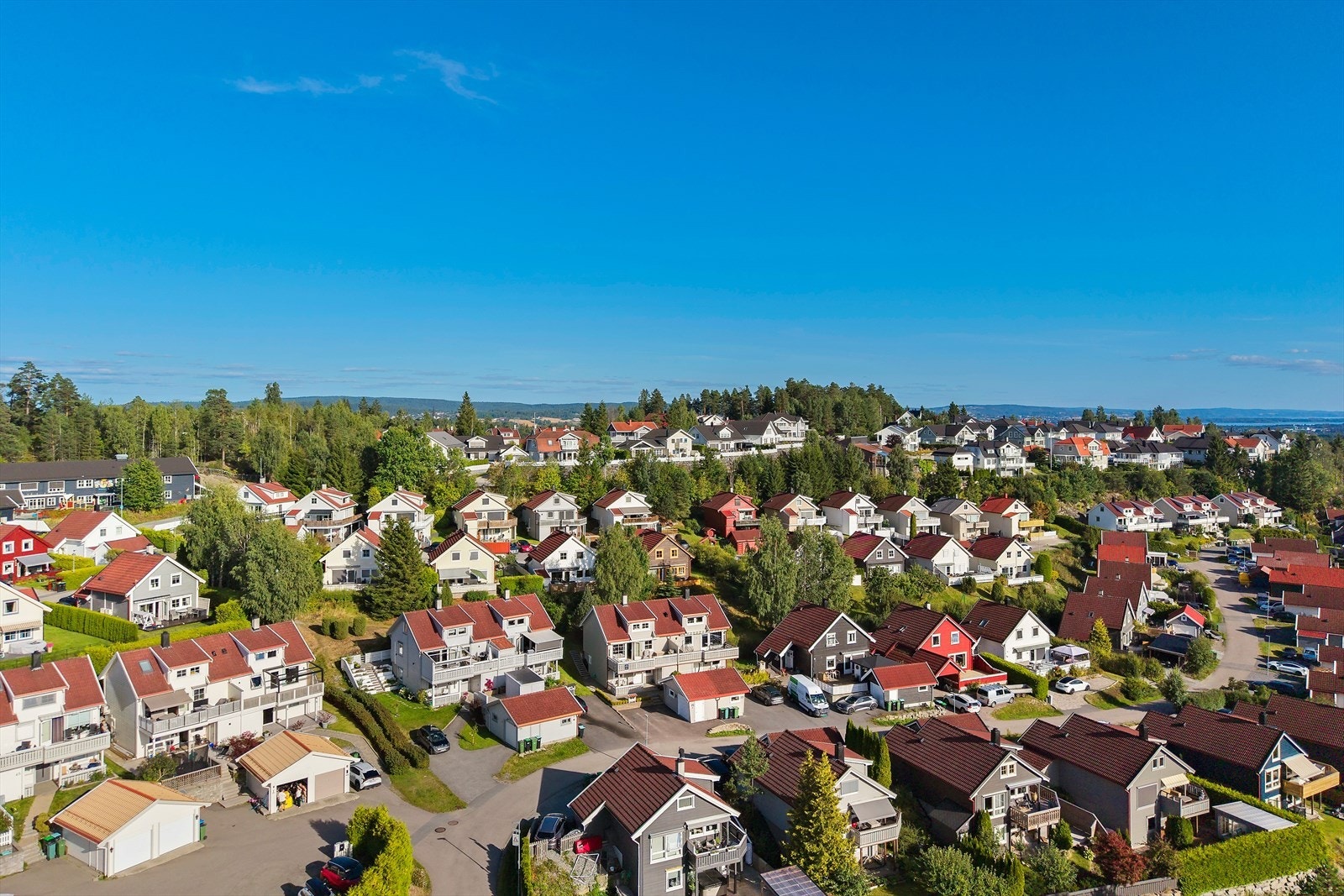 Det er et attraktivt og barnevennlig område med kort vei til barnehage, skoler i alle trinn, og fritidsaktiviteter. Galleribilde