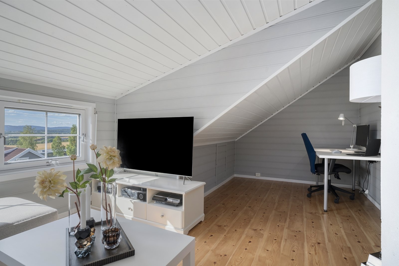 Loftsetasjen er innredet med to rom som i dag benyttes som henholdsvis loftstue og kontor, samt bod. Mulighet for toalett i denne etasjen Galleribilde