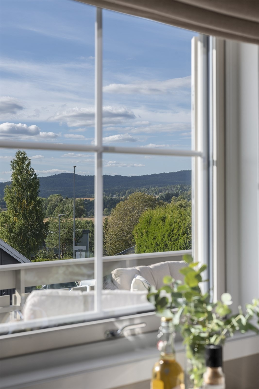 Det er god plass til spisebord ved vinduet, hvor man samtidig får glede av utsikten. Galleribilde