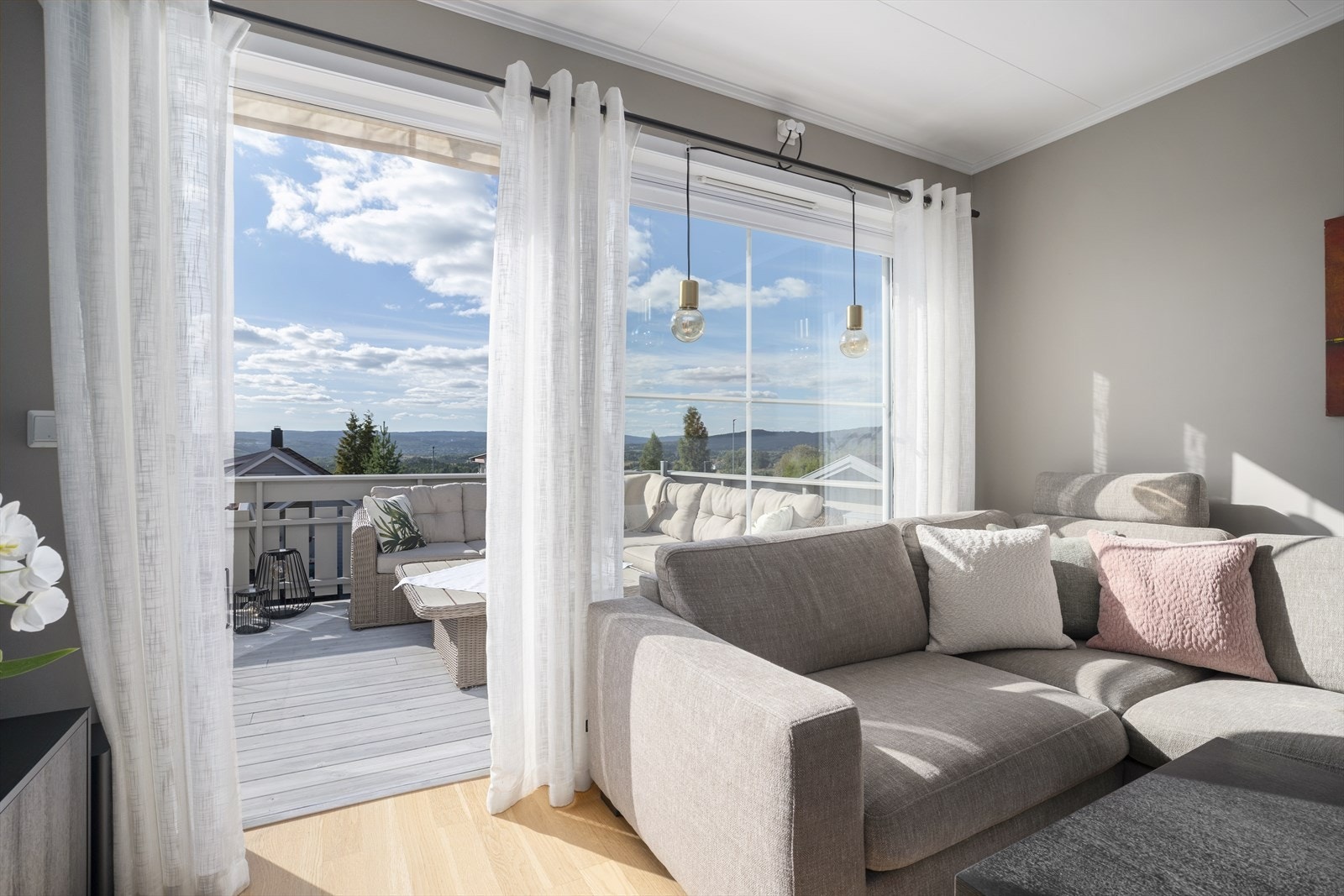 Fra stuen er det direkte utgang til den største terrassen. Galleribilde