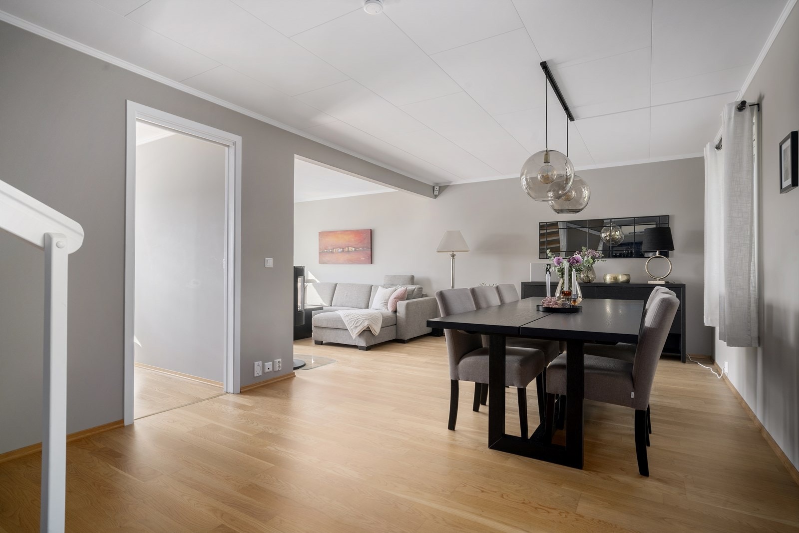 Romslig spisestue med god plass til et stort spisebord og hyggelige sammenkomster med familie og venner. Galleribilde