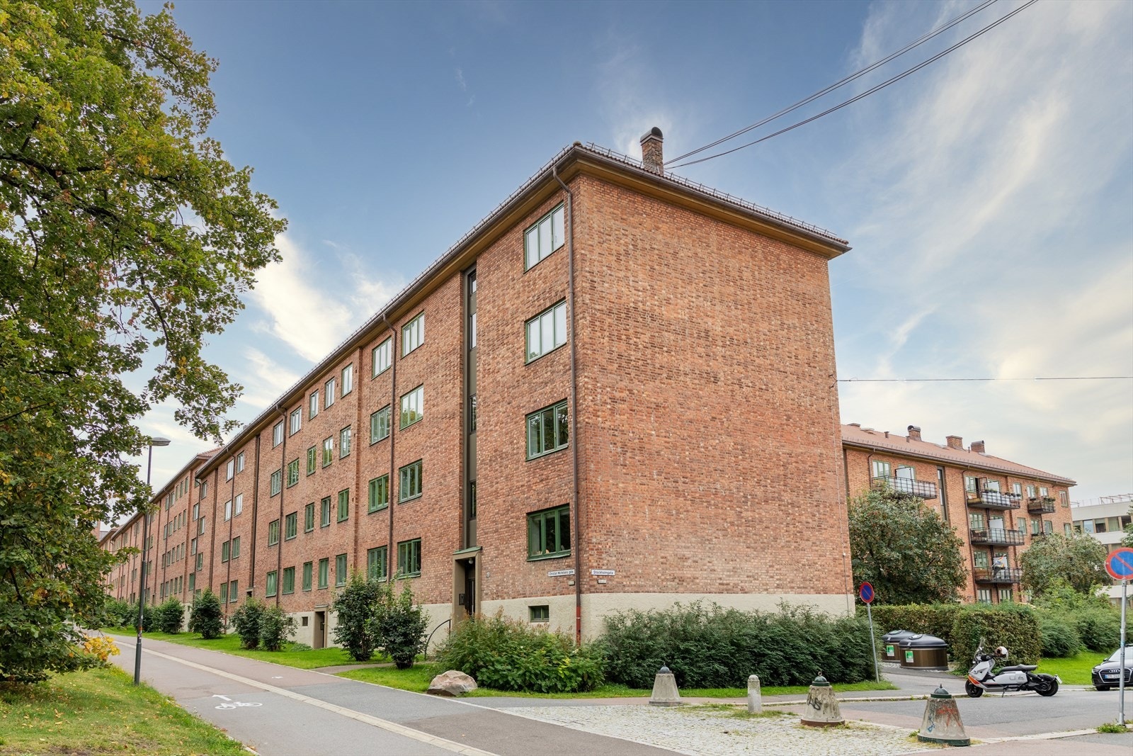 Meget sentral og populær beliggenhet øverst på Rodeløkka, rett ved Carl Berners plass - her bor du i grønne omgivelser med nærhet til "alt"! Galleribilde