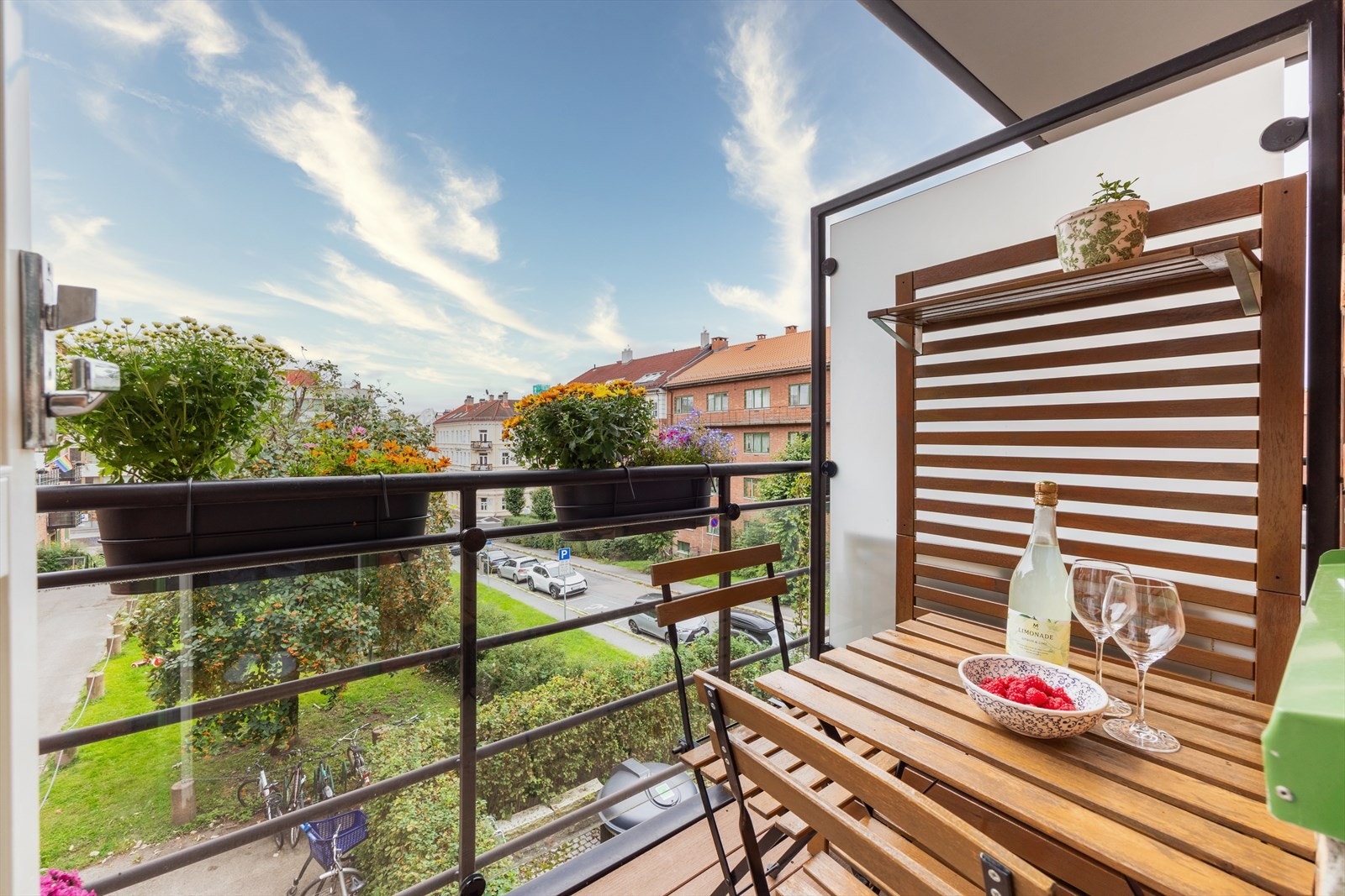 Leiligheten er gjennomgående og har en hærlig sydvestvendt balkong på 3 kvm - her kan solen nytes fra formiddag til kveld sommerstid! Galleribilde