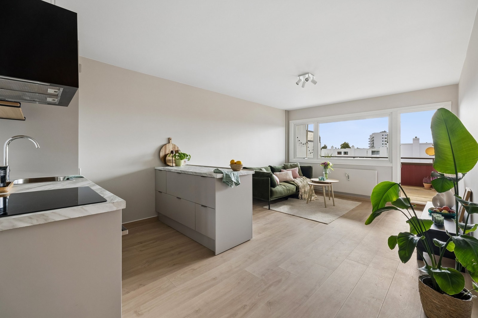 Det er store vindusflater som slipper inn rikelig med dagslys. Her kan man lage mat samtidig som man holder praten gående med gjestene. Galleribilde