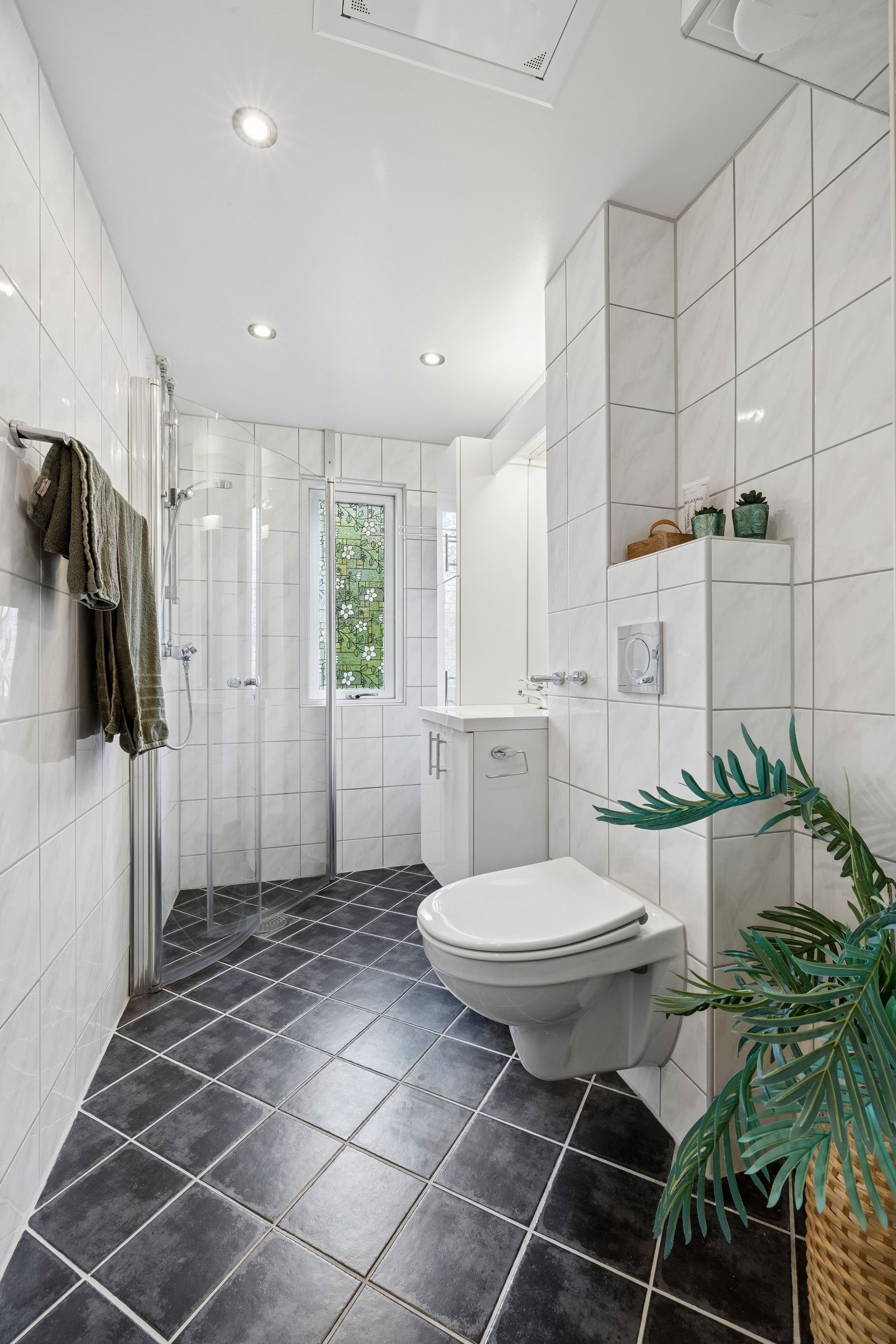 Badet er flislagt fra 2011 og har elektrisk gulvvarme. Galleribilde