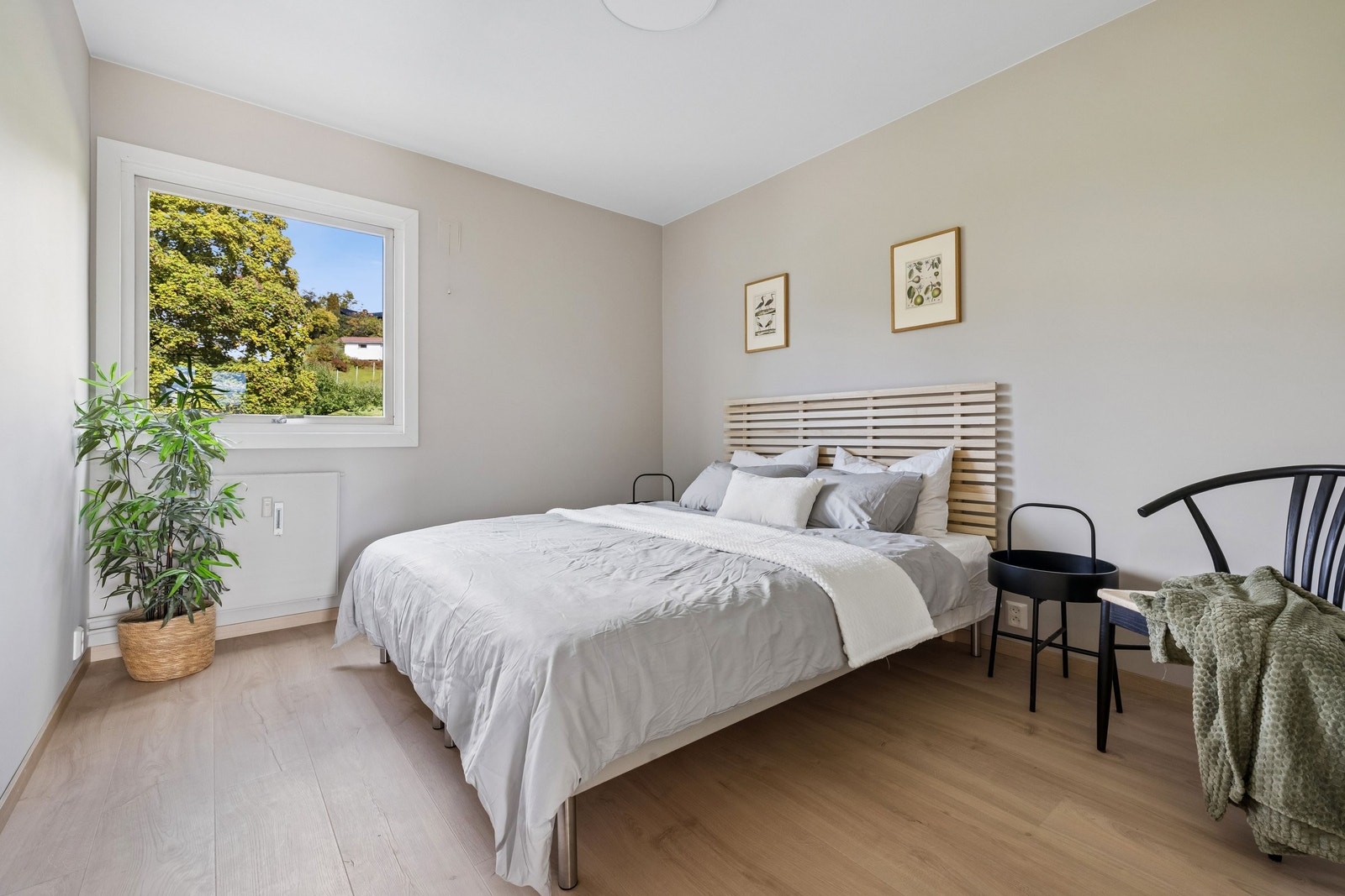 Hovedsoverommet er stort og har plass til både klesskap og en romslig dobbeltseng. Galleribilde