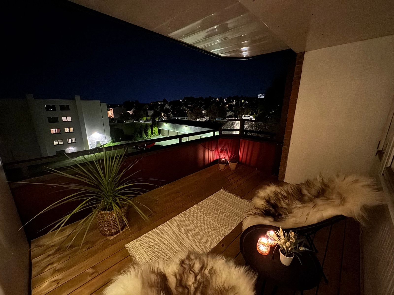 Det er lagt nytt terrassebord på balkongen. Galleribilde