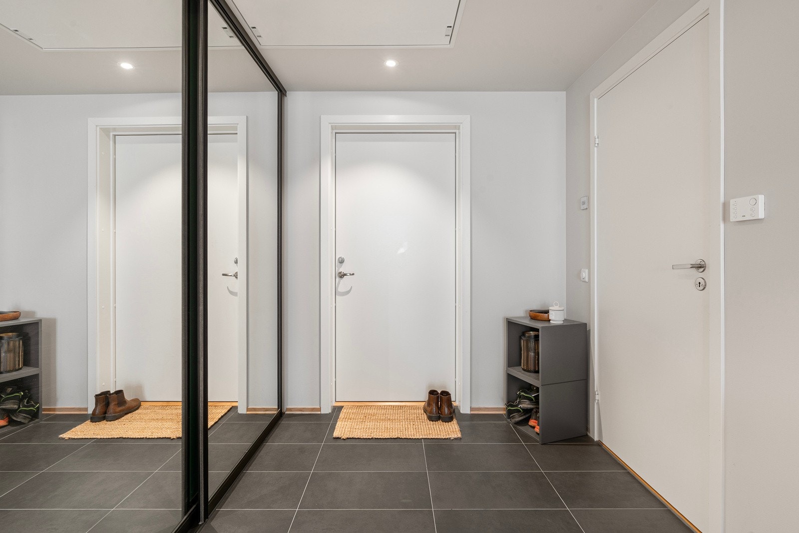 Velkommen inn! Det er skyvedørsgarderobe i entreen, med plass for sko og yttertøy. Varmekabler og flislagt gulv.