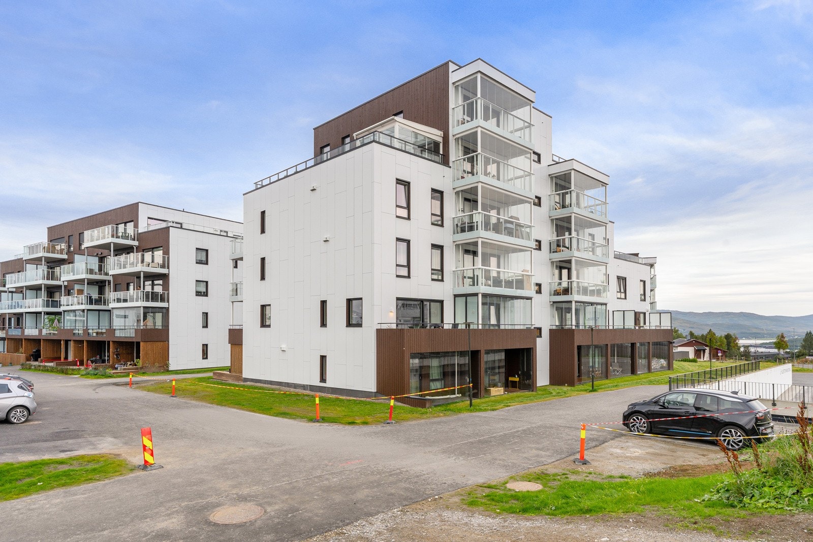 Utenfor blokka er det tilrettelagt med flotte uteområder til stor glede for store og små. Kort vei til skole, UNN/UIT, busstopp, turterreng mv.
