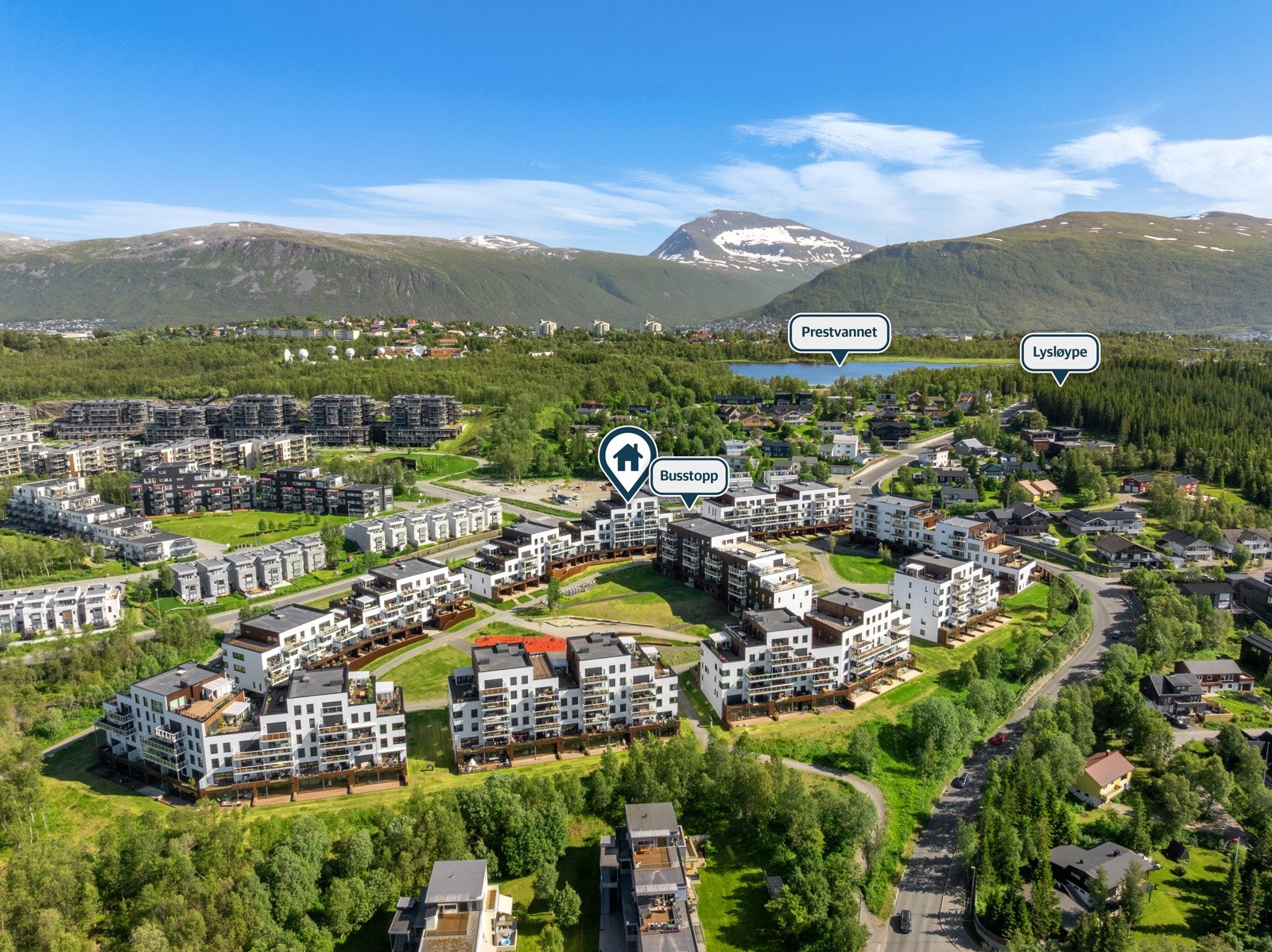 Her bor du i umiddelbar nærhet til busstopp med gode bussforbindelser, samt friområder i marka med skog, turstier, lysløype og aktivitetsparker.