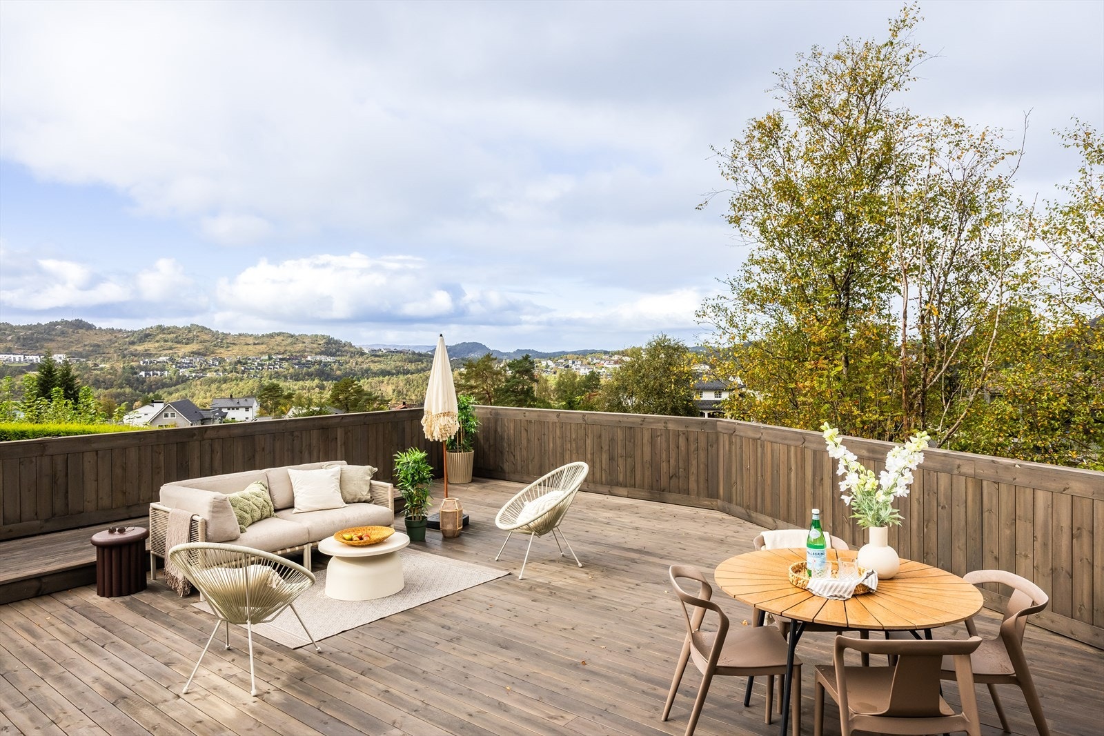 Den gode størrelsen gjør det enkelt å innrede terrassen med ulike soner for både spiseplass, loungemøbler og hyggelige sammenkomster. Galleribilde